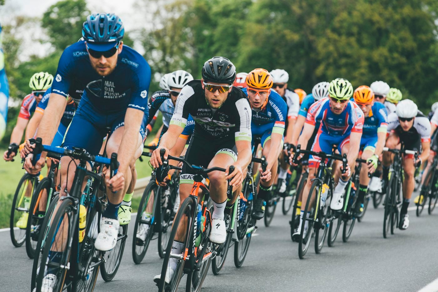 Pelotón de ciclistas en una carrera de ruta